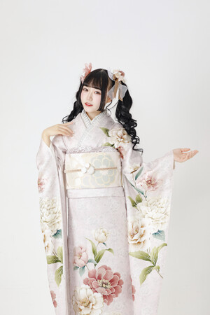 VAZ所属クリエイター『りりか（川島梨々花）』がティーン世代に人気のインフルエンサー6人で発足した「振袖TEENS8期生」に就任！