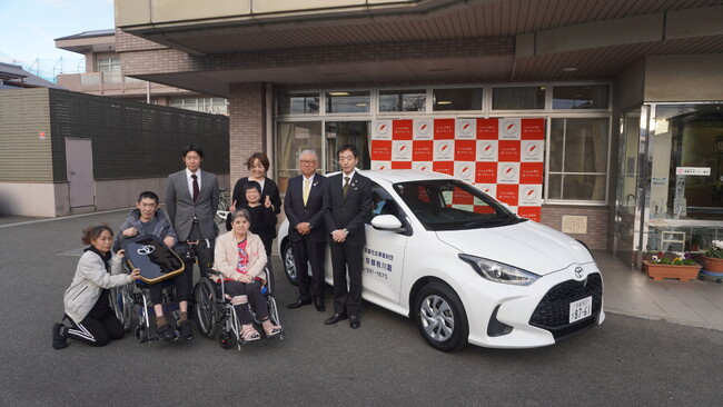 MKチャリティカップ寄付活動でトヨタ「ヤリスハイブリッド」を障害者支援施設に寄贈。送迎や通院支援に