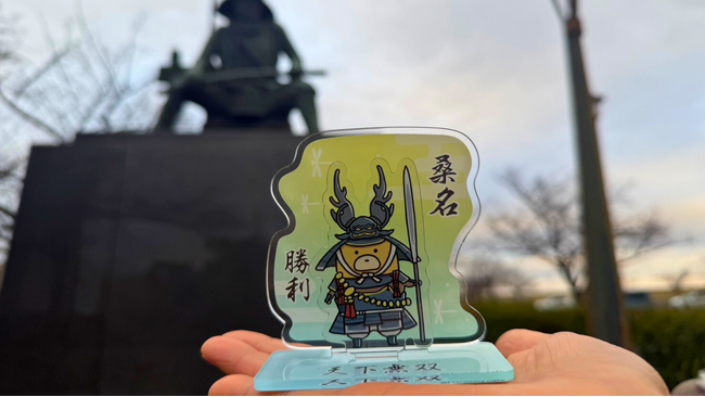 【三重・桑名】生涯無敗の武将・本多忠勝が「くま」に変身!? 人気育児ブロガー×カフェが贈る、“絶対に落ちない”受験生応援アクスタ「天下無双」12/20発売 ～ 利益の全額を桑名市の子育て支援へ寄付 ～