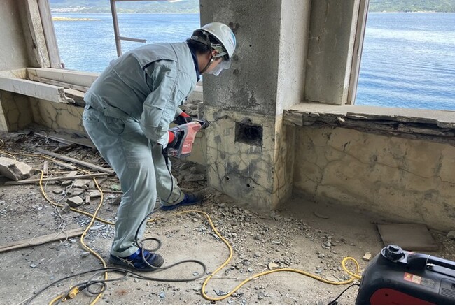 【高松グループ】東興ジオテック端島（軍艦島）整備事業における 70 号棟での補修試験施工に参加