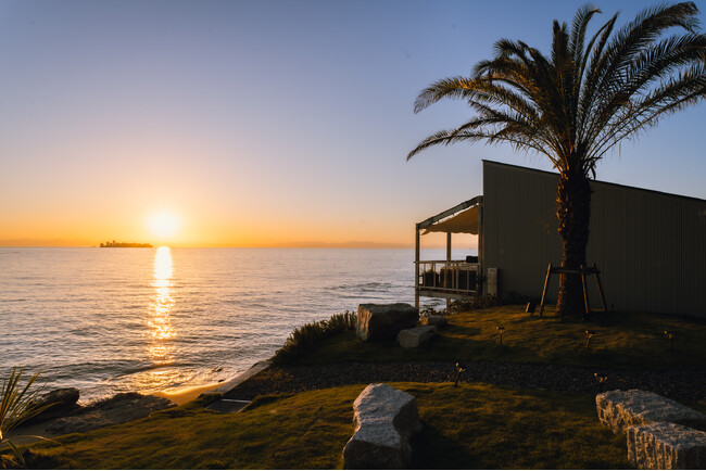 【日本最大級の牡蠣小屋×リゾートグランピング】“本来、交わらない贅沢が、ここで重なる。”土日祝日・年末年始限定｜ウッドデザインパーク野間の新たな試み、海辺で過ごす1日滞在プランが新登場！