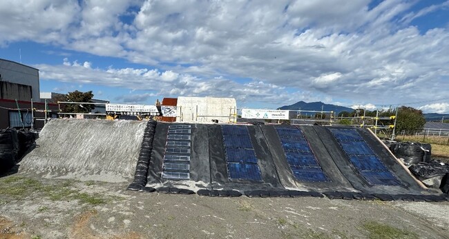 発電しながら斜面を守る「太陽電池防災シート」の実証試験を開始