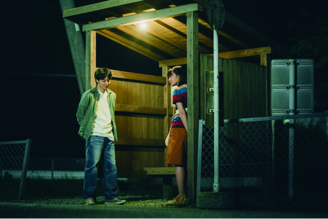 映画『架空の犬と嘘をつく猫』メインロケ地 佐賀県小城市。同市シーンのまとめ動画が公開されました！公開日より劇中で登場したバス停を4日間限定設置します！！