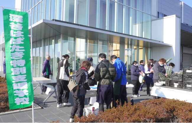 特別支援学校と深める連携 熊谷の物流センターで新鮮野菜や工芸品を販売〔パルライン〕