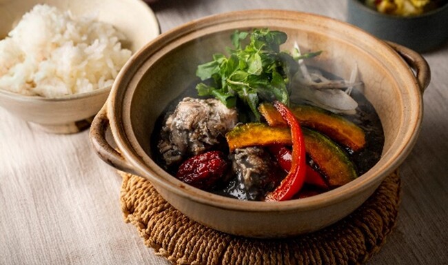 ごま専門cafe & izakaya『goma to』黒ねりごまの旨みが溶け込んだ黒い参鶏湯