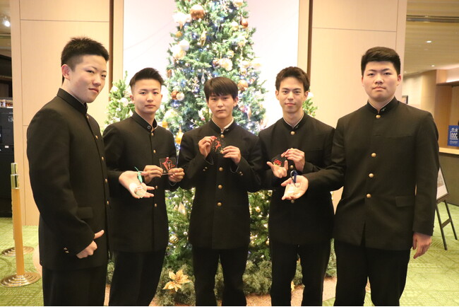 北海道札幌工業高等学校・(株)アイドウ様とのコラボレーション飛沫防止アクリルパーテーションを再利用したサステナブル・アートのクリスマスツリー展示