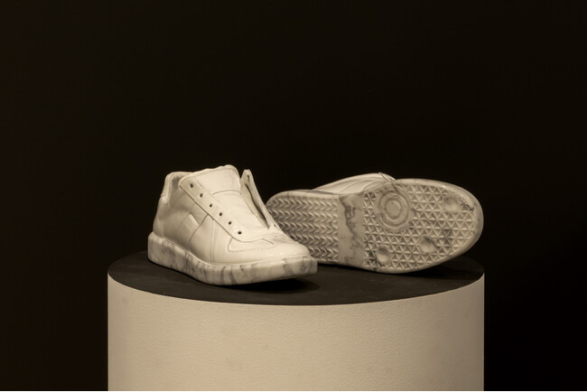 村松英俊の個展『Return to Stone』にて合同企画『Wear to Stone』を実施