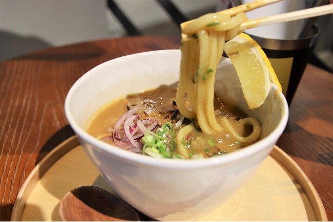 人気カレー店で羽曳野市特産「油かす」を使ったカレーうどんとカレーが新登場！市のプロモーション企画から実現