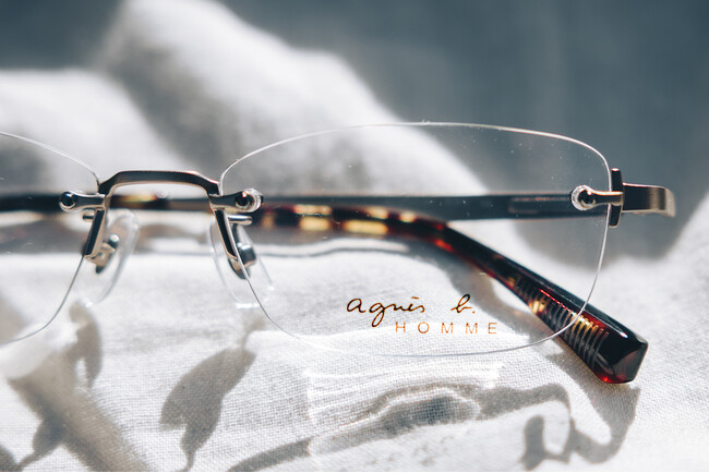 agnes b. HOMMEアイウェア “オシャレな抜け感”を体現する新コレクションを発表