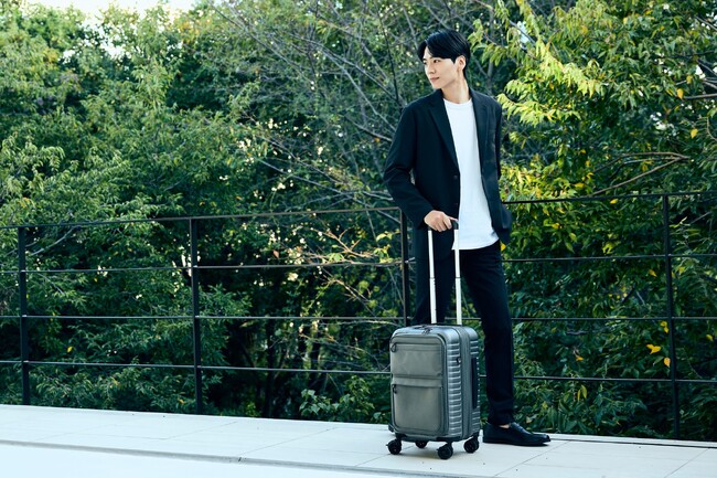 ビジネスパーソン向けスーツケース『SOFTARD』登場　ソフトの軽さ・柔軟性とハードの堅牢性を一台に