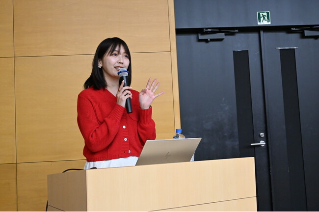 文芸評論家の三宅香帆氏が中学生約300人に向けて言語化の特別授業を開催