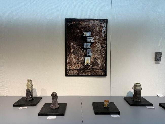 陶芸家・谷本洋氏の展示会へ使用済み容器包装プラスチック循環材活用什器を供給しました