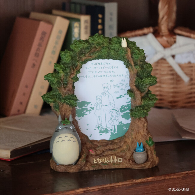 2025年12月26日(金)より「ジブリがいっぱい どんぐり共和国」にて、映画の世界観がたっぷりと詰まった、あたたかみのある作りの「となりのトトロ」と「魔女の宅急便」のフォトフレームを販売
