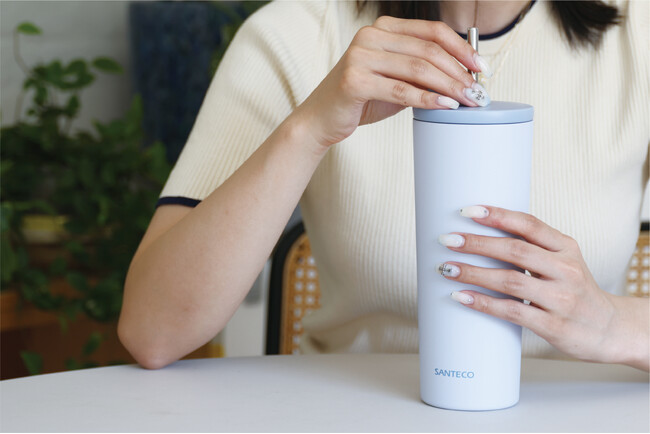 【新商品】ストローなのに“完全密閉”！？今までのモヤっとを解消してくれるタンブラーが、人気のボトルブランド「SANTECO」から登場