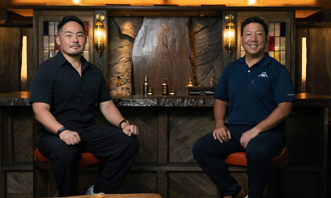 【トップエグゼクティブ対談】百年先を見据えるロマンの共通項 - SASAKAWA WHISKY 代表と語る「長期的な挑戦と、身体への投資の相関性」。