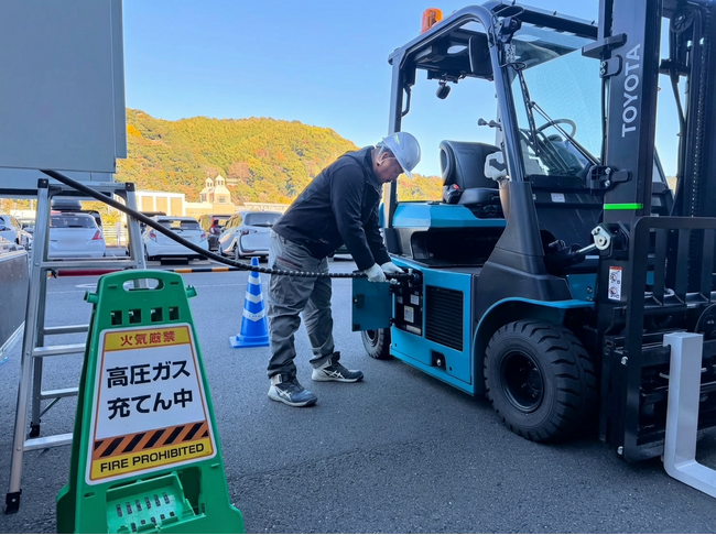 産業用燃料電池フォークリフトの導入実証を実施