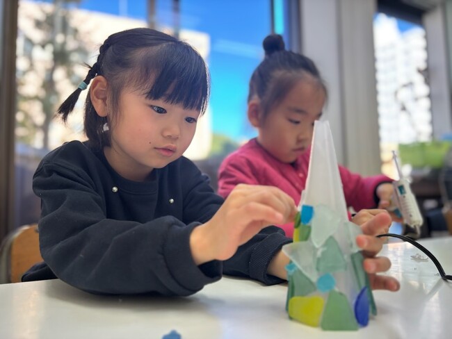 【開催レポート】子ども英会話アライブが、キラキラ輝くアップサイクルのイベント「クリスマス・ワークショップ」を開催。クリスマスアート×SDGs！