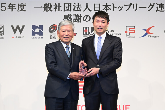 株式会社栃木ブレックス 藤本代表 トップリーグトロフィー受賞
