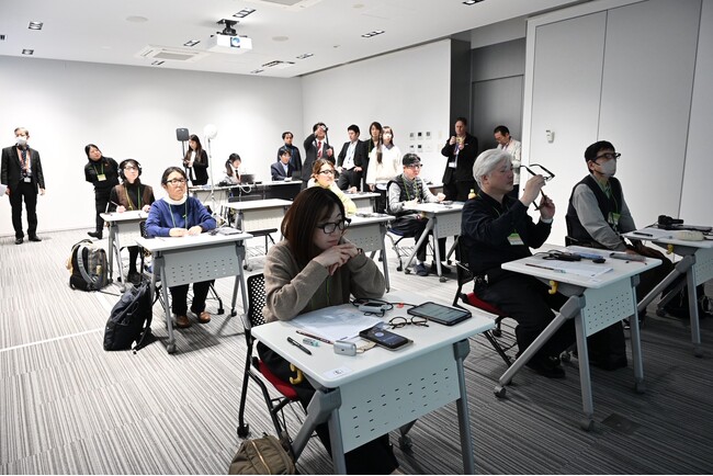 公共施設・交通機関の音声情報を補聴器で直接受信　リサウンド補聴器、Auracast(TM)による音声インフラの可能性を確認