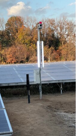 太陽光発電所向け「攻めの防犯」システム『Miterus』威嚇機が大手警備会社様に採用（茨城県のメガソーラーに設置）