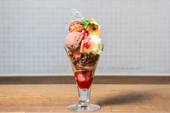 Minimalより、冬限定のチョコレート×苺パフェが登場。7つのチョコレートパーツを風早いちご園の苺と楽しむBean to Barチョコレート専門店ならではのこだわり冬パフェ