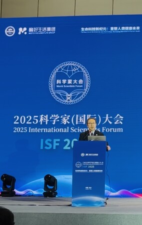 【がん・難病治療の新たな選択肢】「2025 International Scientists Forum」にて、日本人医師・秋山 真一郎が『幹細胞培養上清液』による不可逆的病態へのアプローチを発表