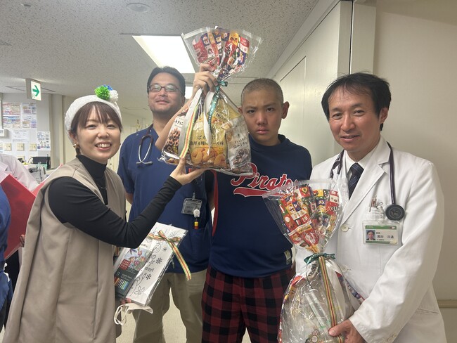 今年の夏もありがとう！　7月発売の小児がん患者のこどもたちとの共同開発「みんなのレモネード」の売上の一部で病院のこどもたちへクリスマスプレゼント　オリジナルぬりえもファミマプリントで無料配布中！