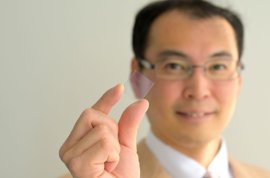 光透過型アンテナを持つ東京工芸大学工学部 越地福朗教授