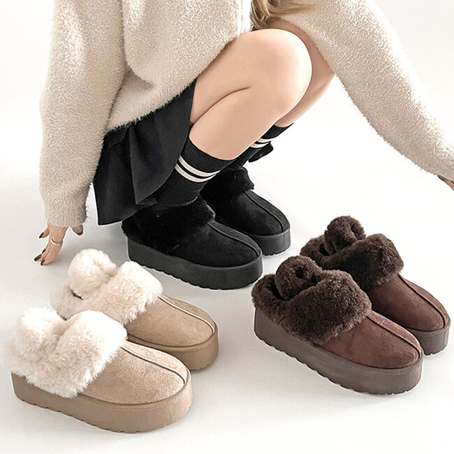 今年の一大トレンド！今からでもおさえたいファーアイテム。冬の足もと一気にかわいくなる「軽量厚底 2WAY ファーベルト付 ボア ムートン サボ スリッポン 6495」好評販売中