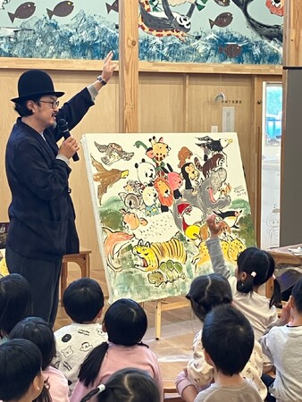 子どもたち大興奮！絵本作家・谷口 智則さんによるライブペインティングをレイモンド斑鳩こども園で開催