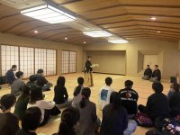【武蔵野大学】本学独自の「授業改善トライアル」制度で伝統芸能の体験型学修を実現！　「山姥（やまんば）」は誰？　日本文学文化学科の学生が能・日本舞踊を体験～プロの能楽師・日本舞踊家を招き、多面的に「山姥像」を探究～