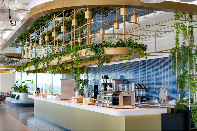 「働く人のウェルビーイングを支える空間」BLUE FRONT SHIBAURA TOWER S 28階テナント共用施設「BLUE SKY LOUNGE」に、カフェ＆バーがオープン