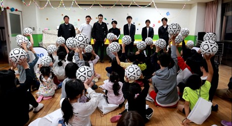 モルテン、JFAと共に組み立て式サッカーボールを1,000人の子どもたちに届ける活動を開始