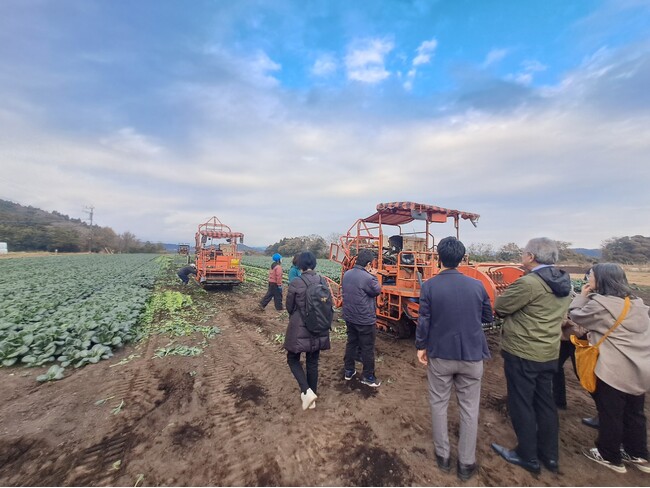 産直提携産地・宮崎県イシハラフーズで利用者が冷凍ホウレンソウの生産現場を確認