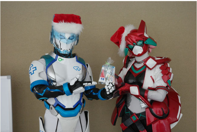 ドゲンジャーズが病気と戦う子どもたちに笑顔を。病院のクリスマスコンサートに、プレゼントを持ったヒーローがサプライズで登場！