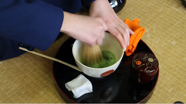 スマホ世代の中学生が「静寂」で見つめる自分と他者。特産・狭山茶のお点前で「おもてなしの心」を学ぶ独自の授業を公開