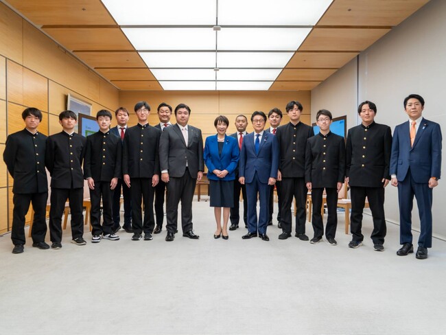 「第三回全国高校生政策甲子園」最優秀チームの岐阜高等学校と鳳高等学校の生徒が高市総理を表敬訪問