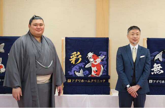 横綱・大の里関に三つ揃いの化粧まわしを贈呈