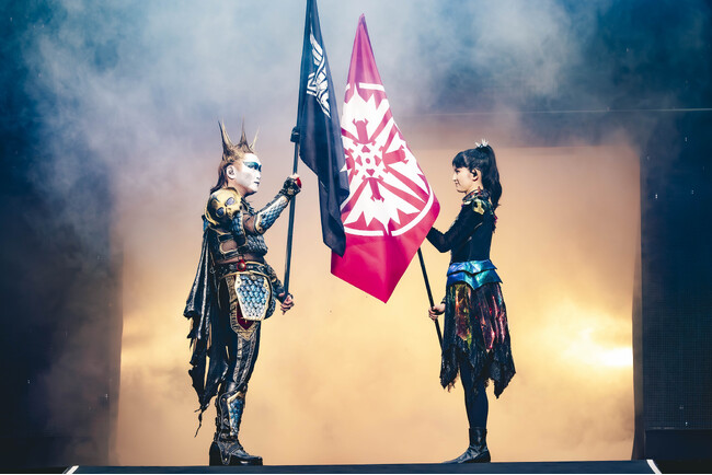 大きな注目を集めた聖飢魔II VS BABYMETAL、HR/HM界の悪魔と神による奇跡のジョイントギグ。感動のフィナーレを迎えた2日目の模様をレポート