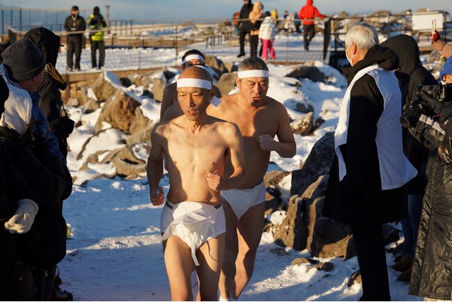 氷点下15℃、標高1925mの天空神社にて新春の祈り！極寒の中、男女5人が雪中禊をし、福男福女となり里におり餅を数百人に配る。