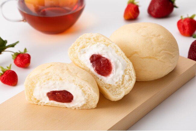 ファミリーマート限定「冷やして食べる 白いくりーむパン 福岡あまおういちご」1月6日（火）より「ファミマの白をまとったいちご狩り(R)」フェア対象商品で販売開始