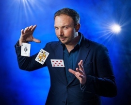 世界の心を動かす“魔法”とは？ マジシャン＆メンタリスト ラリー・ソファー氏の素顔に迫るドキュメンタリー　サイエントロジー・ネットワークにて12月31日20時放
