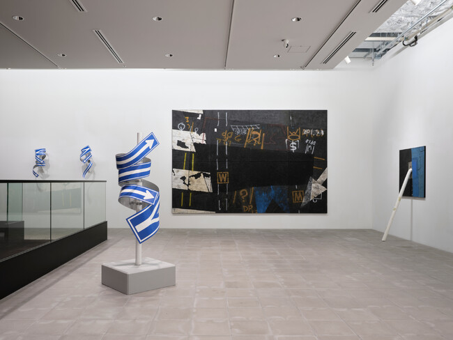 アスファルトや道路標識など、交通や都市のインフラにまつわるモチーフを取り上げた田村琢郎の新作個展「みちとみちのみち」をGallery & Bakery Tokyo ８分にて開催中