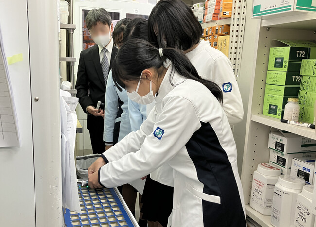 未来を担う子どもたちへ！「薬剤師の仕事体験」出張授業を実施
