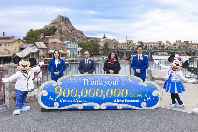 東京ディズニーランド(R)」と「東京ディズニーシー(R)」は本日累計9億人のゲストをお迎えいたしました