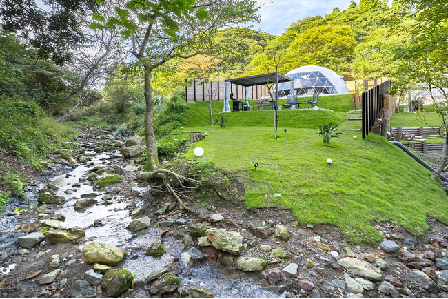 【2025年11月GRAND OPEN】都心から90分、小川のほとりに佇む大人の秘密基地「SUP BASE KAMOGAWA」で叶える