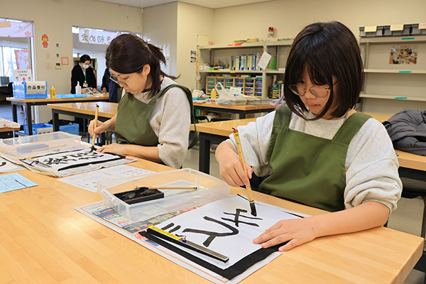 新春恒例の書き初め会を高槻市立今城塚古代歴史館で開催
