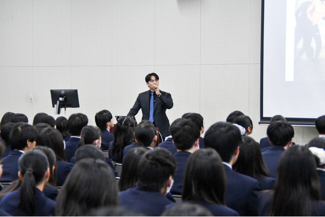【高校生200人に講義】オンライン韓国語スクールK-PRO代表・スンジュンが、東京都立葛飾総合高校で韓国修学旅行に向けた講義を実施