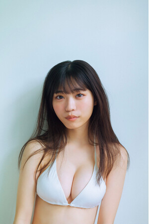 僕が見たかった青空・金澤亜美が“初めて”づくしのファースト写真集で、“初めて”の純白ビキニカットを解禁！ 本日発売の「FLASH」に大ボリュームで掲載も!!