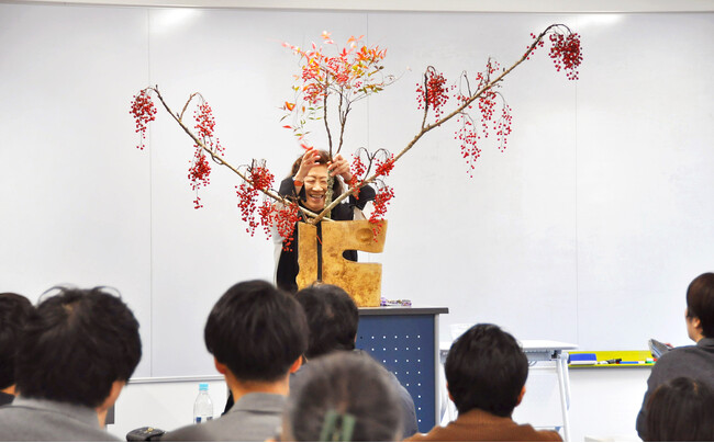 いけばな草月流家元・勅使河原茜、京都大学経営管理大学院で講義